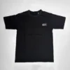 Schwarzes T-Shirt mit Frontdruck: zwei wellenförmige THEORG-Schriftzüge oben mit einer weißen Konturlinie unten weiß ausgefüllt.