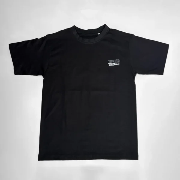 Schwarzes T-Shirt mit Frontdruck: zwei wellenförmige THEORG-Schriftzüge oben mit einer weißen Konturlinie unten weiß ausgefüllt.