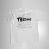 Rückenaufdruck eines schwarzen T-Shirts: Viermal THEORG in einer wellenförmigen Schrift untereinander. Das zweite THEORG von oben ist schwarz ausgefüllt, die anderen haben eine schwarze Konturline. Darunter steht est. 1989.