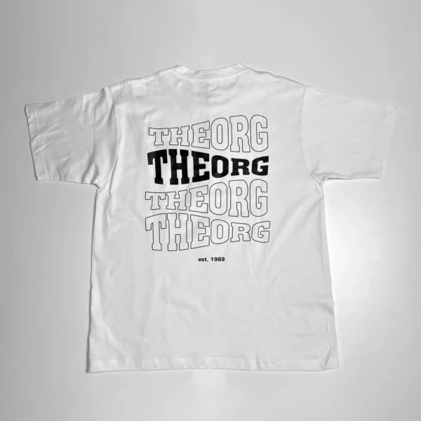 Rückenaufdruck eines schwarzen T-Shirts: Viermal THEORG in einer wellenförmigen Schrift untereinander. Das zweite THEORG von oben ist schwarz ausgefüllt, die anderen haben eine schwarze Konturline. Darunter steht est. 1989.